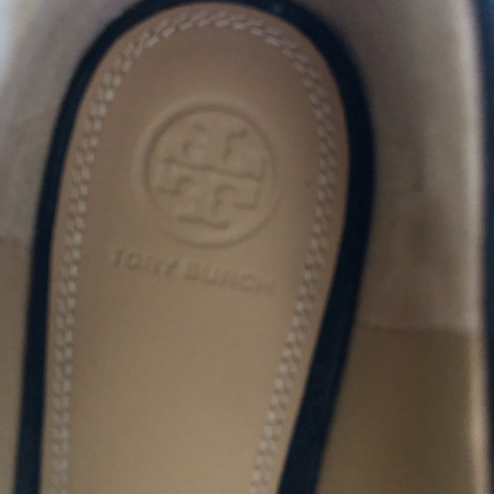 - Tory Burch Gigi Black Flats Leather Gold Logo Size 9 lightly worn - Picture 3 of 7